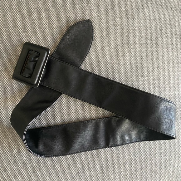 Vegan/faux leather oversized belt - Picture 2 of 2